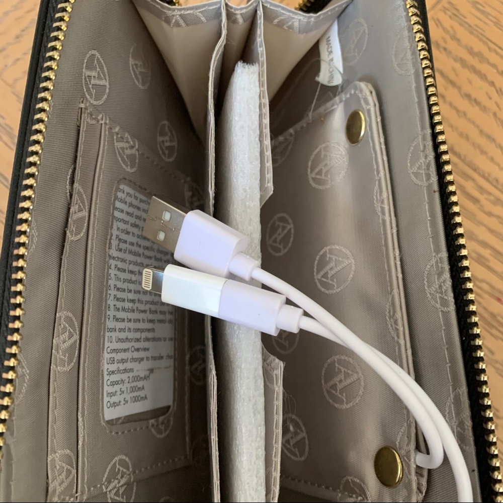 Adrienne Vittadini Charging Wallet - Picture 4 of 9